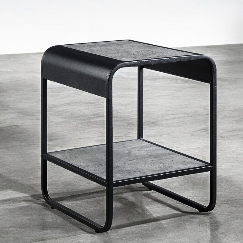 Table de bout rectangulaire en métal avec détails gris béton et noir, compartiment ouvert pour le rangement de petites pièces de décoration, 15,76 po de profondeur, 18,19 de largeur, 21,32 de hauteur, esthétique, faits saillants, courbée