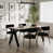 Table brune avec chaises noires est en rupture de stock