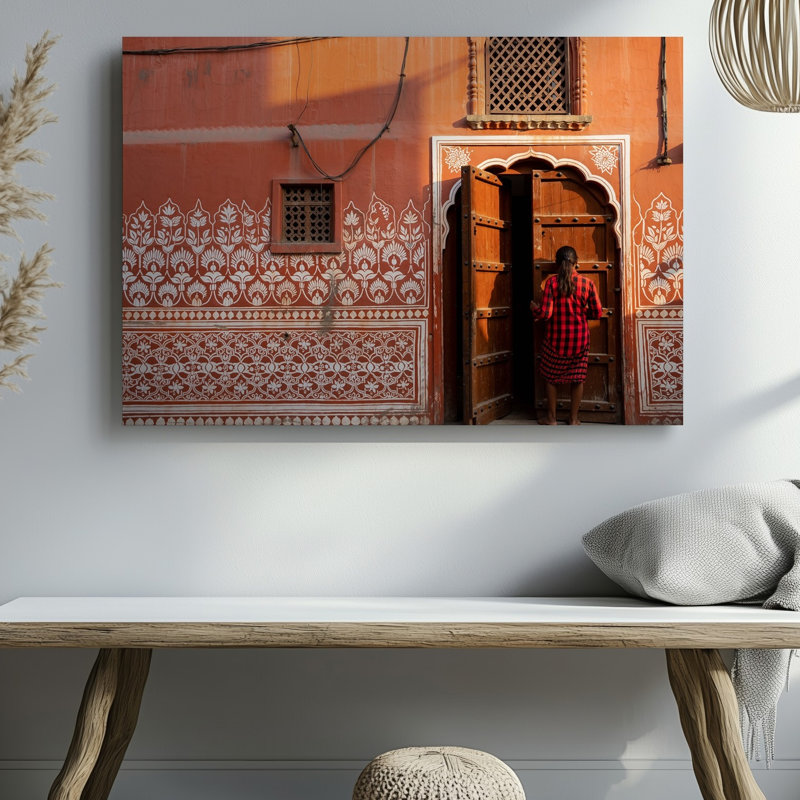 Toile, "Vibrant Sunlit Scene" à Jaipur, art mural corail texturé, orange, orné de motifs floraux blancs complexes