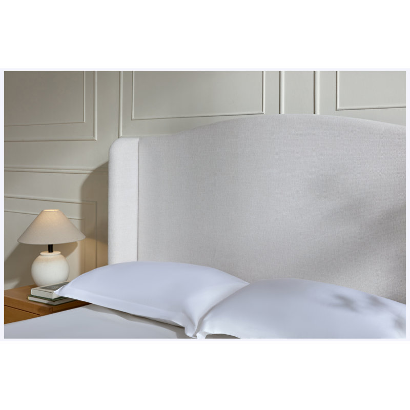 Lit double Hannah capitonné avec tête de lit à oreilles de 137 cm de hauteur, toile texturée aspect chenille ivoire, design minimaliste