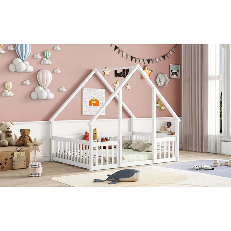 Lit double sur pied blanc avec structure en forme de maison et garde-corps - Fabriqué en pin de qualité pour un sommeil confortable