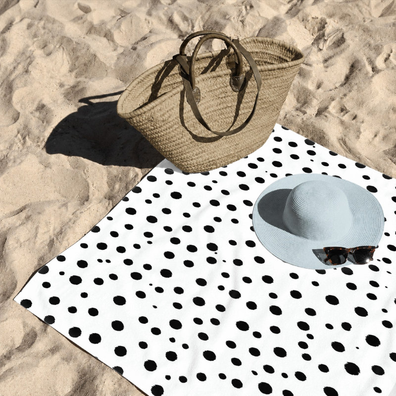 1 serviette de plage à motif de taches, avec un design classique dalmatien noir et blanc. Grande microfibre, idéale pour la natation, les voyages, les voyages, unisexe.