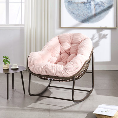 Fauteuil à bascule d'extérieur surdimensionné en rotin avec coussin rembourré, durable et confortable pour porche, terrasse et jardin.