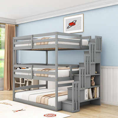 Lit double superposé double au-dessus d'un lit double au dessus d'un lit double avec escalier