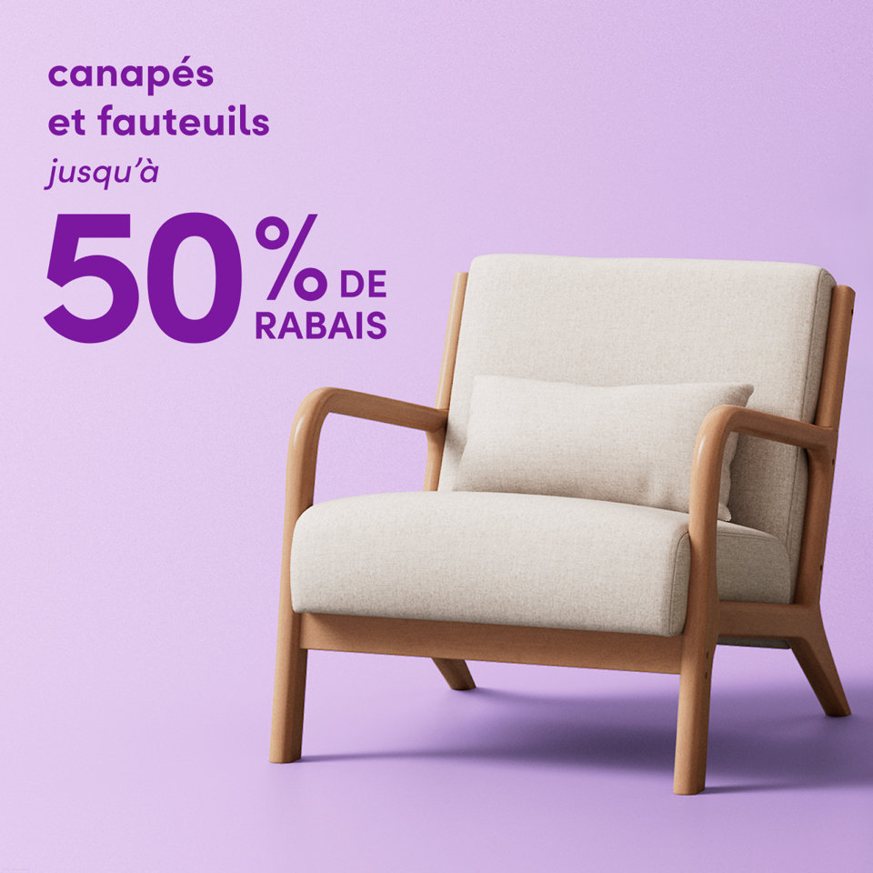 Canapés et fauteuils jusqu'à 50 % de rabais avec un fauteuil beige à structure en bois sur fond mauve.