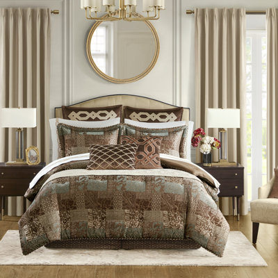 Red Queen Comforter 4 Piece - With Soft And Fluffy Feel For Bed Contrasting Layers