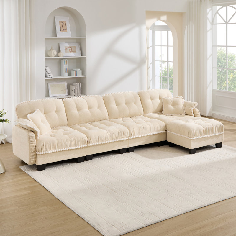Canapé en forme de L en chenille avec 4 coussins, repose-pieds mobile et garniture capitonnée matelassée de conception ergonomique, canapé à assise profonde facile à assembler pour le salon, le bureau, un appartement, beige crème