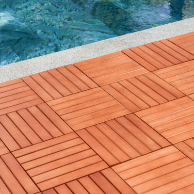 Carreau de terrasse en bois brun rougeâtre à 6 lattes Kaia (ensemble de 10 tuiles)