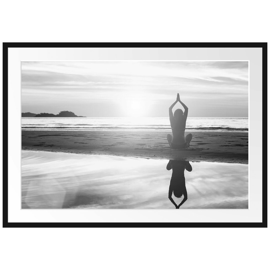 Gerahmtes Poster Frau in einer Yogapose am Strand