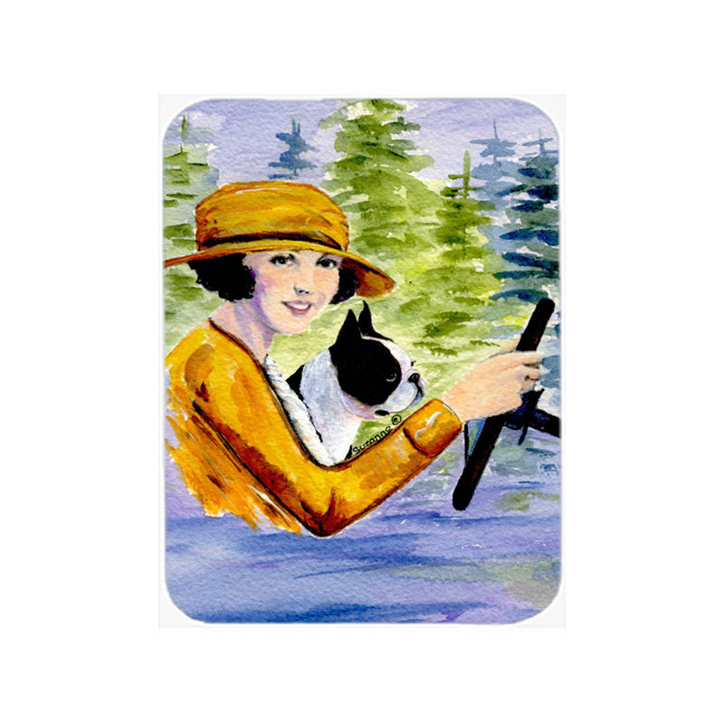Femme conduisant avec sa planche à découper en verre Boston Terrier