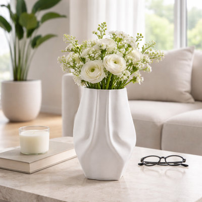 Vase moderne en porcelaine avec motif géométrique sculpté - pièce décorative contemporaine