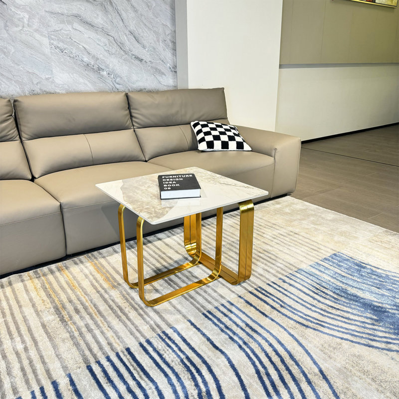 Table de bout rectangulaire avec plateau en pierre frittée et structure en métal durable, pour des espaces de vie modernes et fonctionnels.