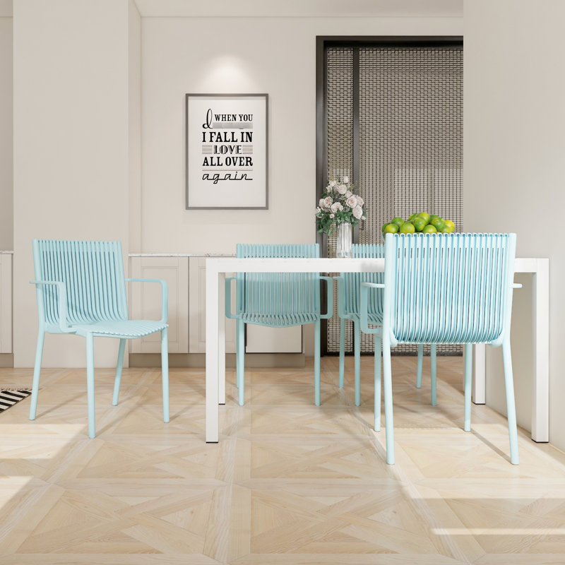 Table blanche moderne de 55 pouces, fauteuils en polypropylène empilables 4 pièces, environnements intérieur / extérieur, durabilité toutes saisons, pieds en métal antidérapants, conception de chaise ergonomique, plateau de table de haute qualité, structure,
