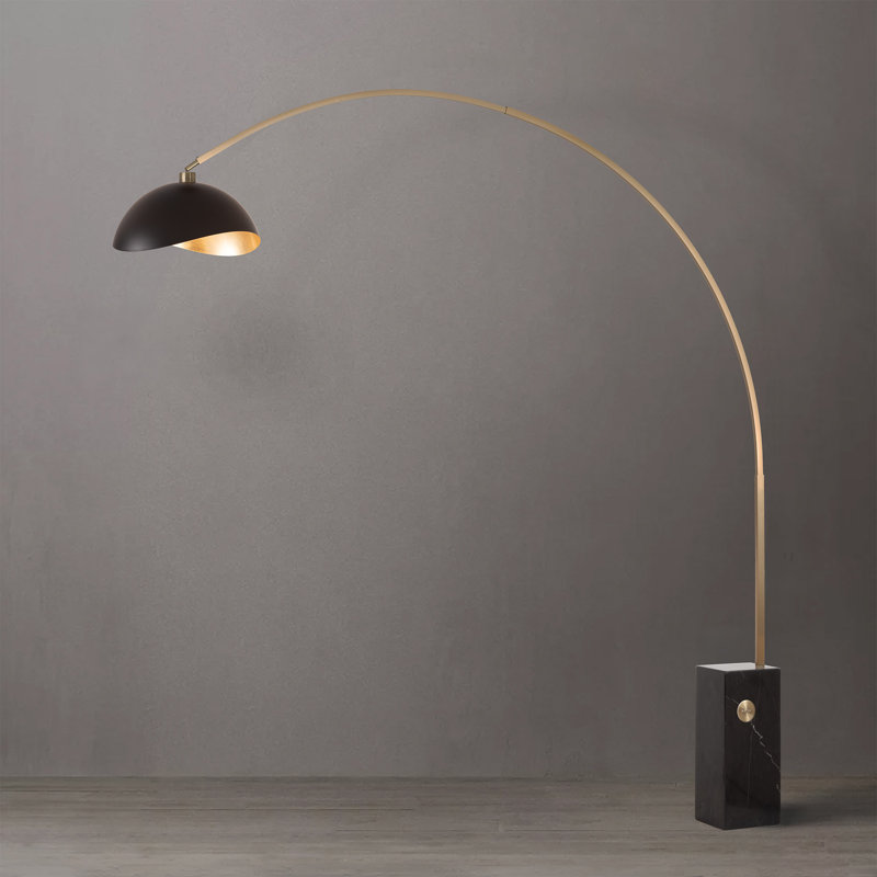 Lampe en arc iconique de 92 po - Style Mid-Century moderne, corps en laiton patiné, base en marbre noir, abat-jour en demi-dôme en acier noir / or mat, gradateur à glissière au pied, compatible avec interrupteur intelligent