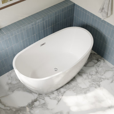 Baignoire autoportante Dorrit de 140 cm (55 po) blanche avec bonde et trop-plein chromés polis