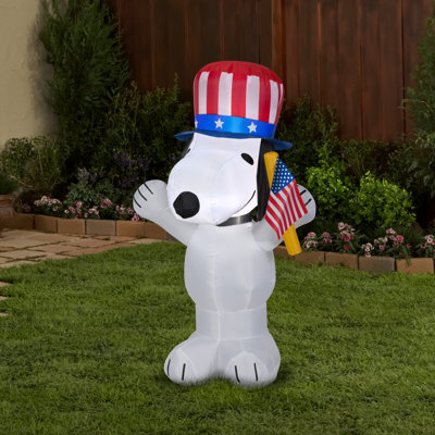 Snoopy patriotique avec chapeau et drapeau Peanuts