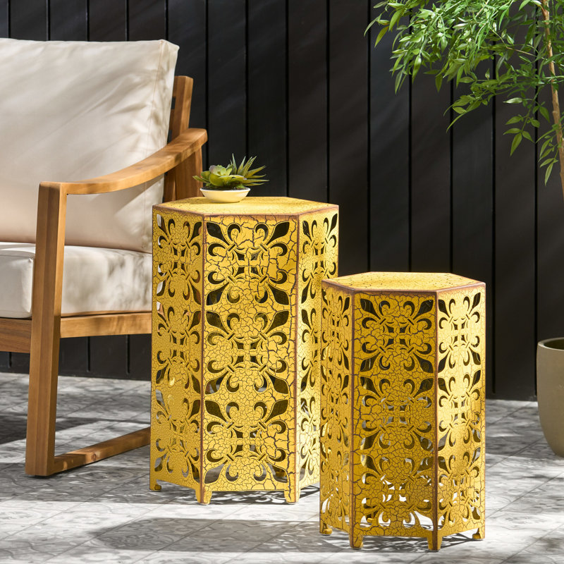 Table d'appoint Selva avec finition en bois naturel et design polyvalent, parfaite pour rehausser l'esthétique et la fonctionnalité de n'importe quelle pièce.