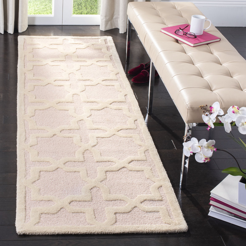 Tapis rose clair / ivoire en laine touffeté à la main à motif géométrique d'Igna, Tapis de couloir 2 pi 6 po x 6 pi