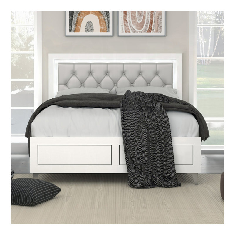 Grand lit gris et blanc avec tête de lit matelassée à DEL