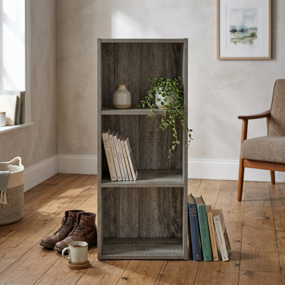 Bibliothèque cubique ouverte à 5 étagères en chêne naturel de 132 cm de hauteur, avec coins arrondis pour plus de sécurité et étagères d'exposition multi-usages autoportantes.