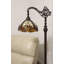Lampe sur pied de 62 po de forme traditionnelle brune avec abat-jour en verre teinté brun et rouge