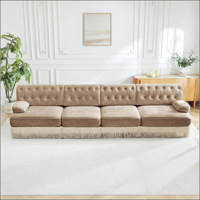 Luxueux canapé de style Chesterfield en velours doux avec capitonnage à boutons, jupe à pampille et conception modulaire pour une détente élégante, chameau