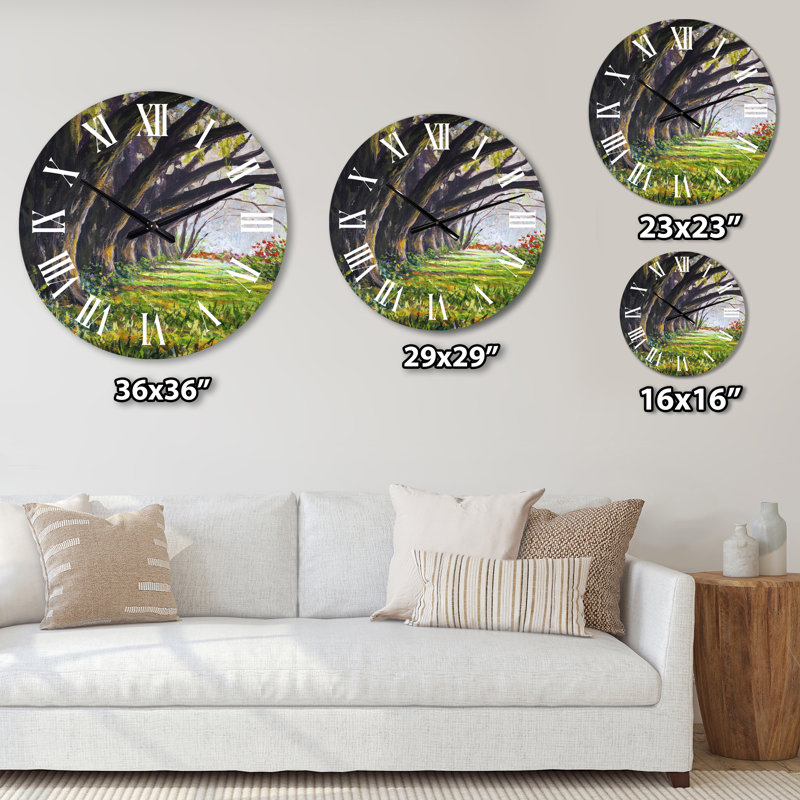 Glade dans une forêt ensoleillée avec de grands arbres géants - Horloge murale traditionnelle, Petit