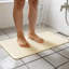 Grand tapis de bain en caoutchouc naturel, tapis de bain antidérapant avec 299 tasses d'aspiration recyclées, 15,74 po x 27,56 po, beige
