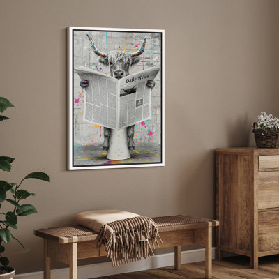 «Highland Cow» sur une toilette lisant une photo de journal, impression numérique sur toile, impression sur toile Graffiti Pop Art pour décoration murale éclectique ou industrielle