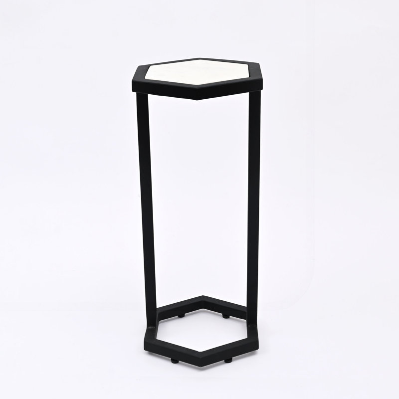 Ensemble de 2 tables gigognes élégantes, dessus en marbre hexagonal avec cadres en métal noir pour intérieurs modernes et transitionnels