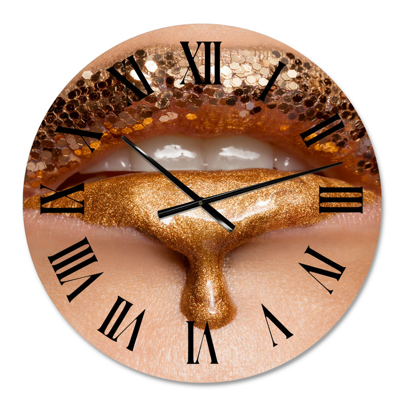 Gros plan sur les lèvres liquides dorées - horloge murale moderne, Petit
