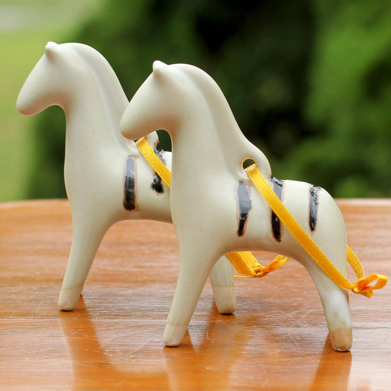 Ornement figurine suspendu en céramique pony celadon
