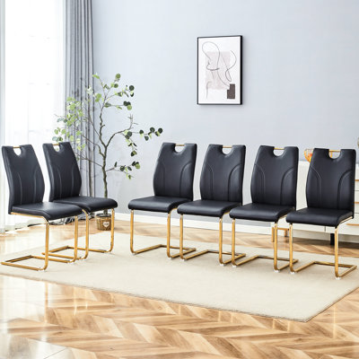 De 6 chaises de salle à manger en polyuréthane noir - confortables et assises. Cuir. Pieds modernes en métal doré. Pieds réglables pour plus de stabilité. Rembourrage à haute éponge confortable. Cuir facile