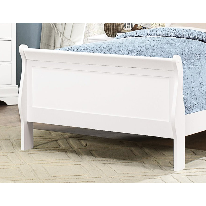 Lit simple à finition blanche de style traditionnel avec tête de lit et décor de chambre à coucher, utilisation