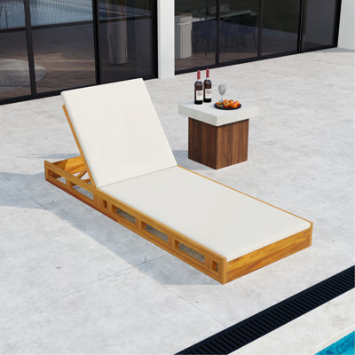 Ensemble de chaises longues en bois d'acacia avec coussins de salon résistants à l'eau (crème et 2 pouces d'épaisseur) - assorti à la version gris foncé / noix de coco disponible