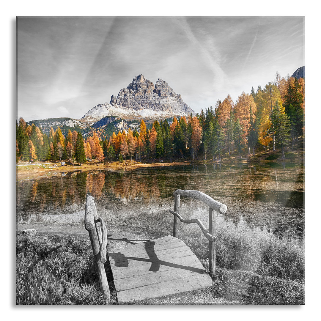 Glasbild Holzbrücke am Dolomitensee im Herbst. Ausschnitt