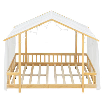 Lit plateforme avec baldaquin en tissu transparent et guirlande lumineuse, cadre en bois en forme de maison avec barrières de sécurité