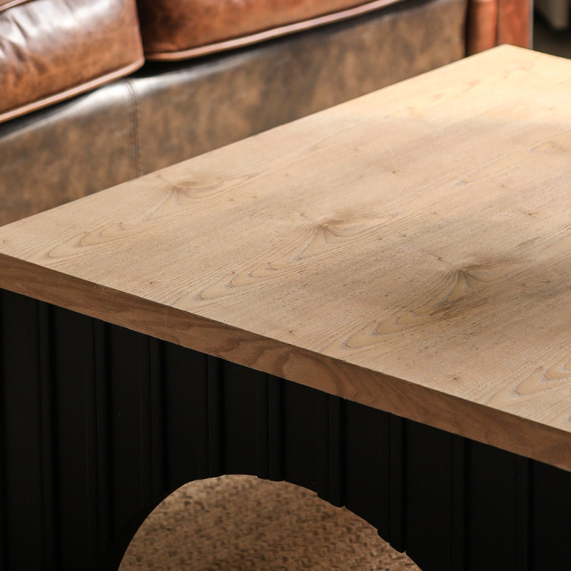 Table basse en bois avec charme rustique - base noire pour une construction carrée, polyvalente et polyvalente