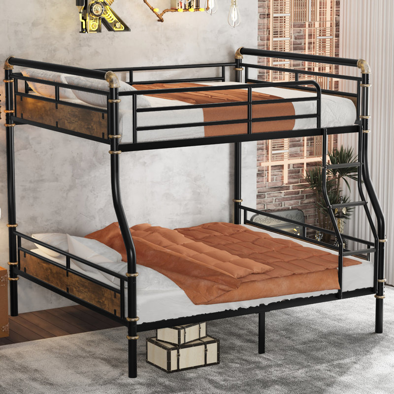 Le lit double en métal au-dessus d'un grand lit ajoute de la valeur à la chambre à coucher.
