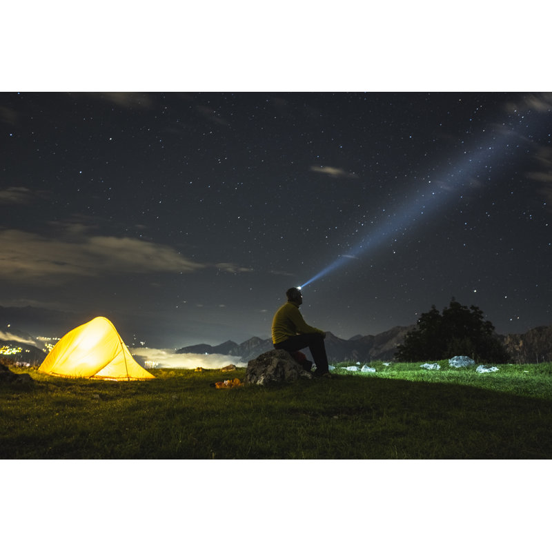 Randonneur campant la nuit de Deimagine, H 8 po x l 12 po