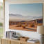 Toile, "Un vaste paysage désertique sous un ciel bleu pâle et doux avec un dégradé subtil, transition vers un beige chaud"-381078188