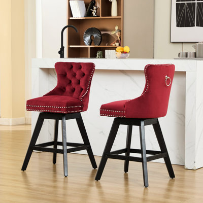 Chaises de bar pivotantes rouge vin dans un design américain de 2 personnes, revêtement en velours avec garniture cloutée et boutons, pieds en bois d'hévéa, siège pivotant à 360 degrés, coussin en mousse souple pour un confort d'assise prolongé 2,