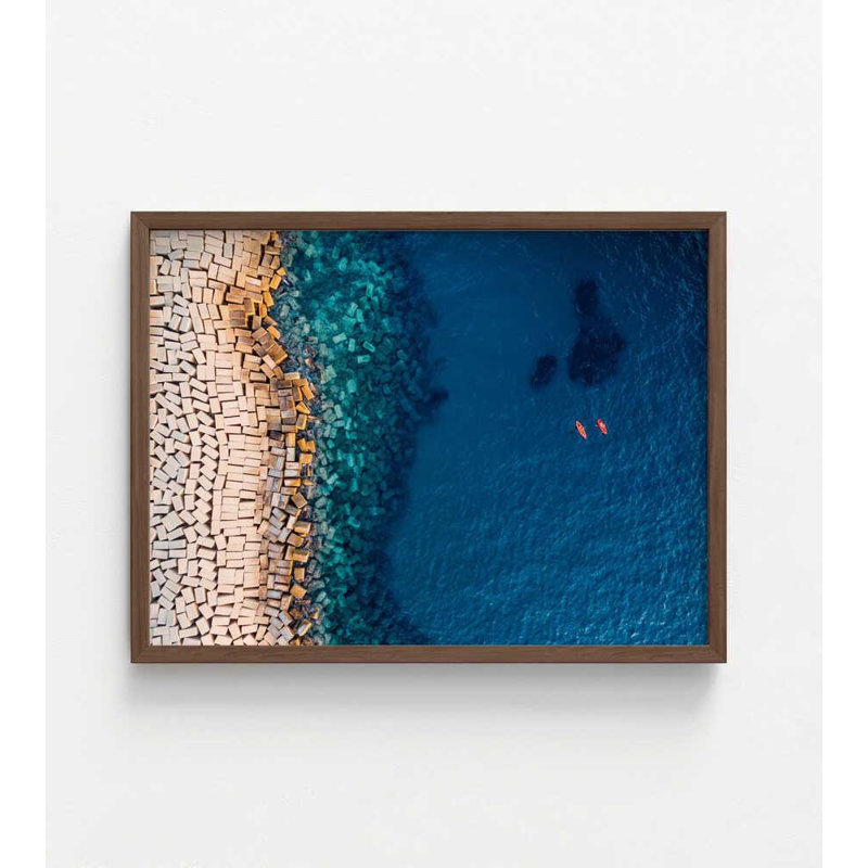 Kayaks sur l'eau bleue - reproduction de photographie côtière aérienne, Brown, H 36 po x l 48 po