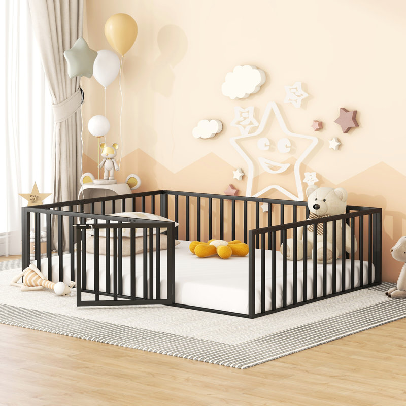 Grand lit de sol en métal noir - avec clôture et porte, ajoute du style au cadre de la chambre à coucher et à la porte pour une utilisation polyvalente