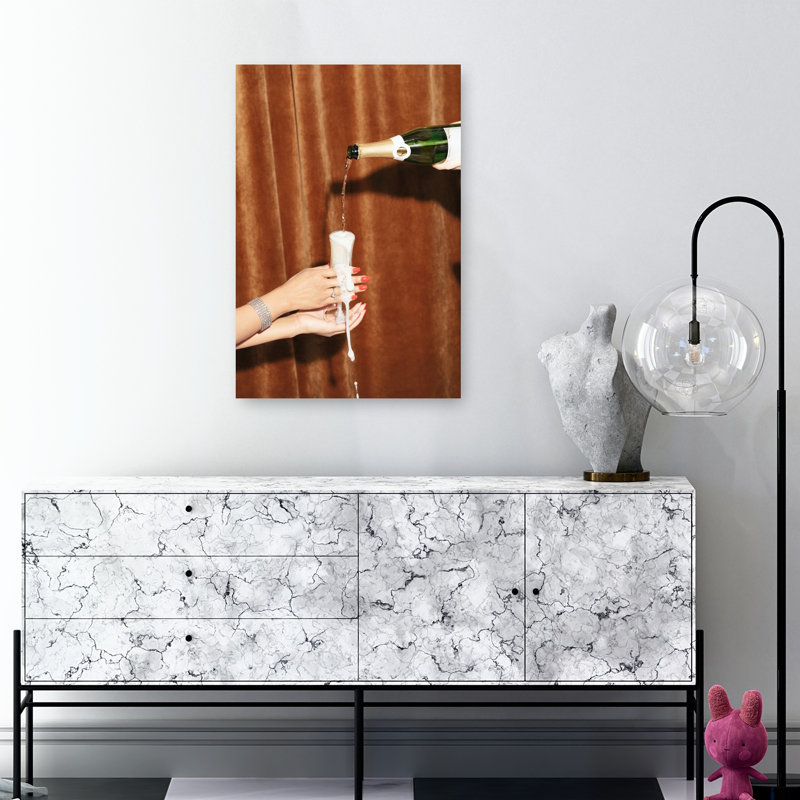 «Overflowing Champagne Hands», impression murale contemporaine élégante, H 36 po x l 24 po