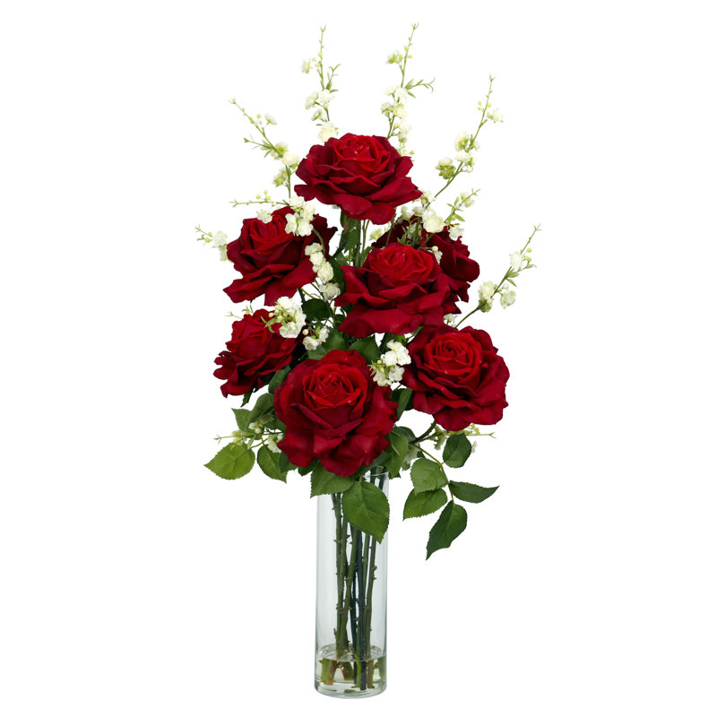 Roses avec arrangements floraux de fleurs de cerisier et centres de table dans un vase