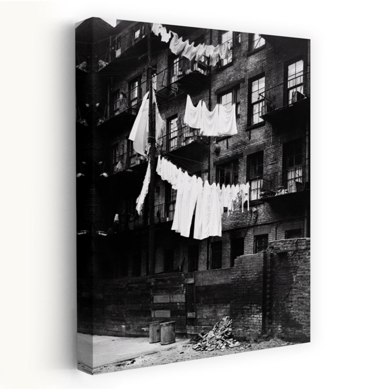 Édifice des années 1930 avec buanderie suspendue à une corde à linge I, architecture rétro rétro, art urbain classique