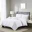 La housse de couette en coton blanc à motif croisé, double / grand, ajoute style et confort à la chaleur de la chambre à coucher-120954600