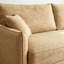 Canapé en tissu chenille texturé beige avec coussins décoratifs