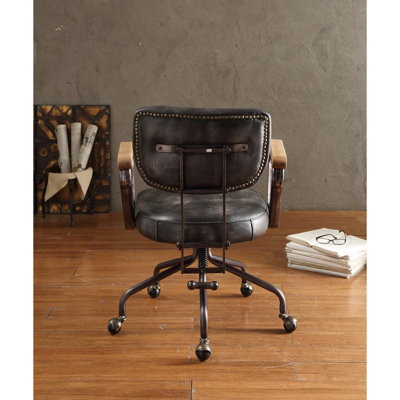 Fauteuil en cuir noir rétro - dossier moyen avec capitonnage à boutons, siège pivotant confortable, base en métal et bois fixe pour environnement de travail